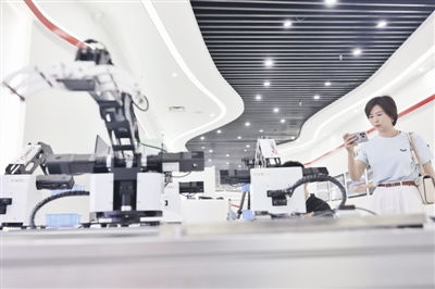 智能產(chǎn)業(yè)賽道 天津跑出加速度 2023天津人工智能相關(guān)產(chǎn)業(yè)營業(yè)收入超3000億元